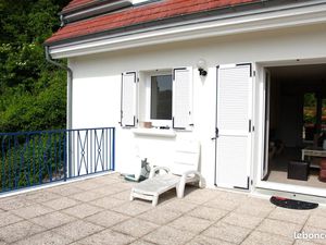 Maison avec terrasse et jardinet