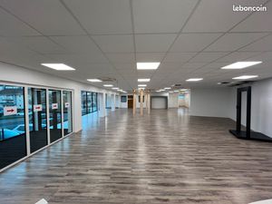 Aurillac – 1 180 m² fonctionnels : showroom  bureaux et atelier