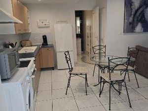 Loue appart de plein pied meublé f2 sécurisé toutes équipées charge comprise àproximitédu 