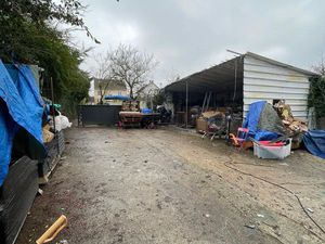 À louer – Entrepôt + Cour 200 m² avec Préau couvert – Gassicourt (Mantes-la-Jolie)