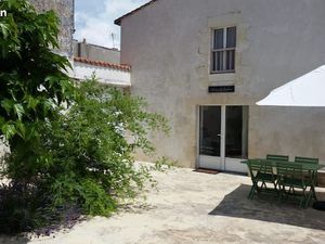 Ile de Ré location d’un chai au centre d’un village prisé