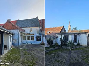 Maison de ville ancienne de 1844 en pierres blanches avec vue sur le clocher de Maroeuil -