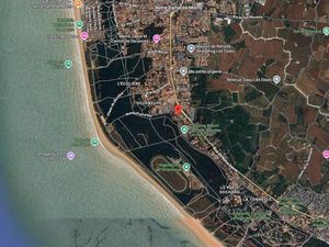 Terrain avec garage en lisière de forêt et de la mer