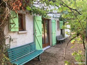 Grand terrain en bord de Dordogne avec petite maison