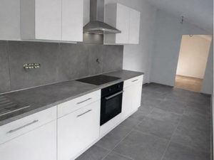 T2 atypique avec terrasse et cour avant première