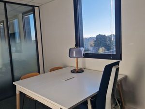 Loue 1 bureau fermé. Refait à neuf  calme  salle de réunion  parking