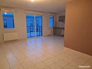 F2 meublé 52m2 + box stationnement disponible début janvier