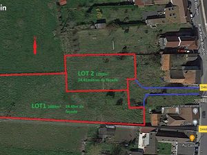Terrain constructible 2580m² façade 24.5m centre village