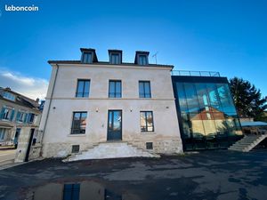 Bâtiment indépendant 301 m² – Mur verrier – 8 parkings – Centre L’Isle-Adam