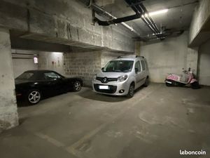 Grande place de parking couvert sécurisé