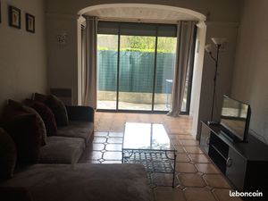 2 pièces meublé à l'année - rez-de-jardin – calme – parking privé