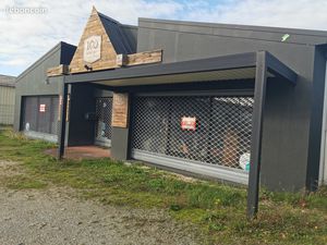 3500 local commercial 310 M2 +bureaux 55 M2+terrain 1500 M A PLOEMEUR 56270