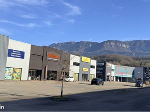Local commercial ERP 135m2 avec vitrine et bel emplacement
