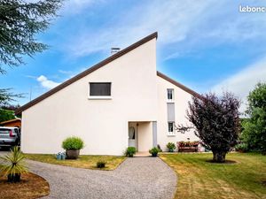 Maison d’architecte à vendre au sud de Clermont-Ferrand – Grand jardin  4 à 5 chambres