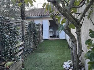 Petit studio 30m² avec Jardin 90m² et place de parking sur Saint-André-de-Cubzac proche A1