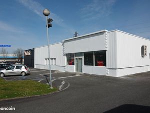 Lescar soleil / local tres commercial