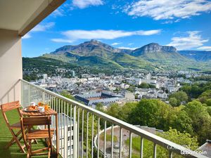 Studio meublé 32 m² + balcon 7 m² – Dernier étage – Charges incluses