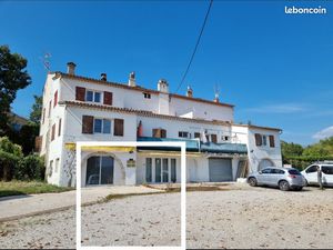 Local pro 50m2  grand parking