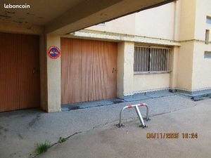 Garage fermé sur cour