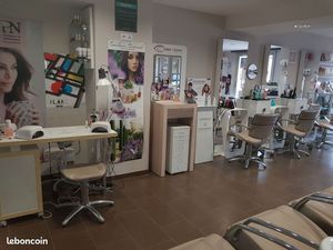 Salon de coiffure ( possibilité esthétique)