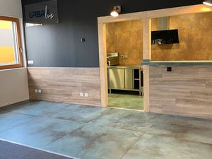 À VENDRE – Local commercial 160 m² – Décoration moderne + cuisine équipée