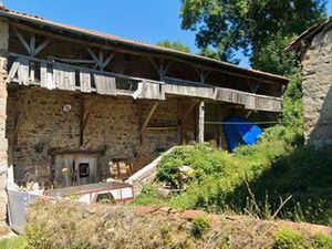 Ferme 240 m² + dépendance + 2 terrains (2500 m²) – 2 puits – À rénover – Champoly