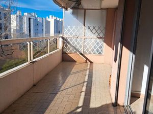 À LOUER – T2 vide 49 m² + terrasse 14 m² – Box/Parking + Cave – Juan-les-Pins (plage à 4 m