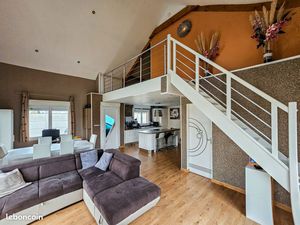 Semi-individuelle au beau potentiel bâtie sur 495m²  située à proximité de toutes commodit