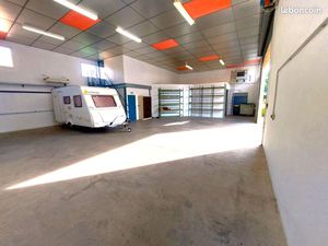 Local d’activité bureaux parking voitures camions