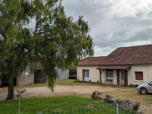 Maison individuelle 102 m2 + grange +terrain autour 685m2 + petit préau