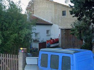 Parking/box 1 pièce 96 m²