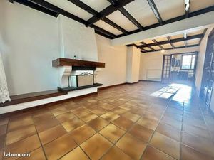 Rare sur le secteur : maison lumineuse avec grands espaces  grande dépendance et grand gar