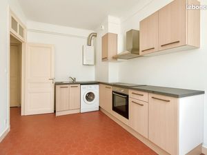 Superbe 2 P A RENOVER de 45 m2 avec 2 belles pièces ( 2 chambres ou chambre + salon )   Cu