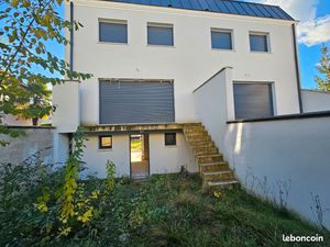 Grand garage  box - 43m2- Stockage  atelier 15 /m2 Joinville-le-Pont (94)