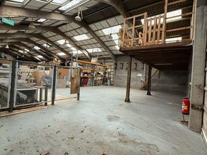 À louer atelier avec centre d’usinage weeke Bhc 550