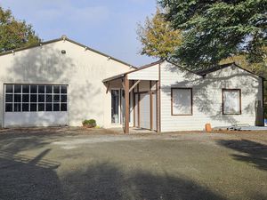 Local 235 m² Le Cellier