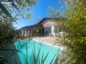 MAISON individuelle proche collège avec PISCINE et JARDIN