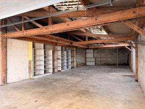 Garage/Entrepot 100 M2 porte sécurisée  électrifié