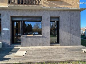 Location bureau 58m2 plain pied parking Ste MARIE village