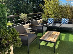 3 pièces – dernier étage – terrasse & balcon – vue sur parc arboré – piscine – grand parki