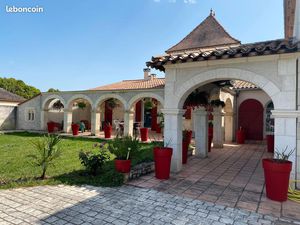 Propriete - 320 m² - 9 pièces