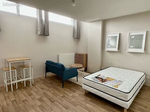 Studio meublé plein centre parking