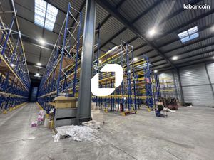Local industriel 4 886 m²
