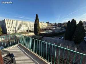 Studio à louer facs avec terrasse et place de parking