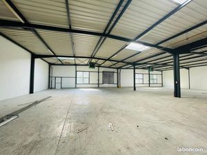 Local industriel 892 m²