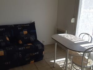 Studio tout équipé calme avec parking / possibilité garage moto ou cave proche roissy