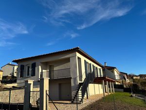 Maison totalement rénovée avec terrasse vue sur les Pyrénées et garage fermé