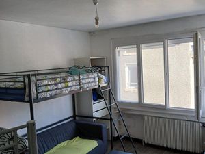 Maison de ville au centre de cours