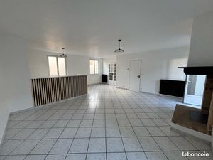 Appartement T4 en duplex dans un immeuble en centre ville Mauléon