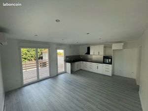 Location F3 avec terrasse MÉNÉTROL